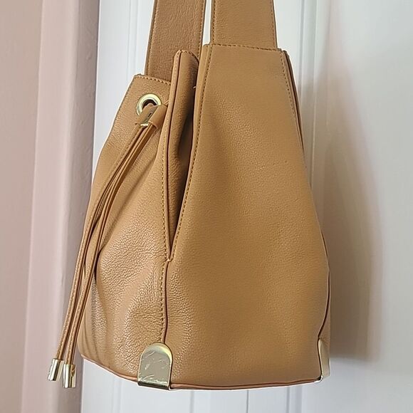 Vince Camuto Drawstring Shoulder Bucket Bag Tan Camel Gold Accents - Picture 4 of 15